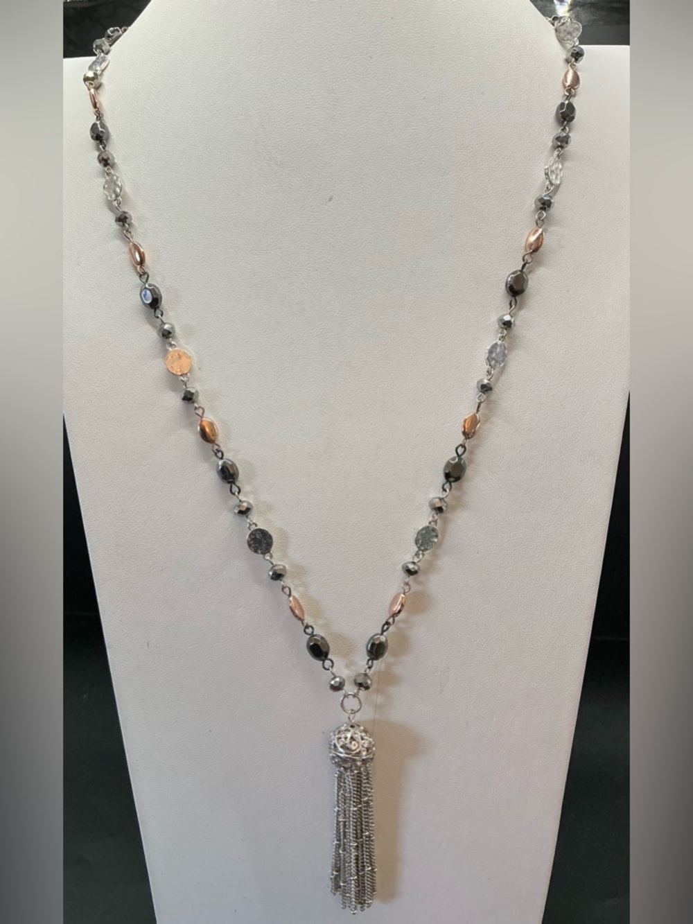 NINE WEST MULTI TONE LONG HAMMERED 
LARIAT 
NECKLACE WITH SILVER TASSEL